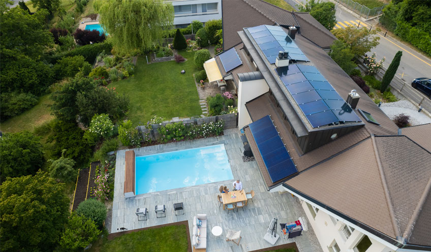 Vue aérienne sur une villa équipée du produit Vario de Groupe E