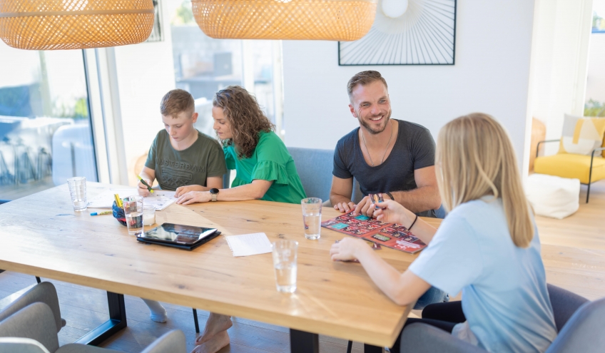 Une famille à table qui discute