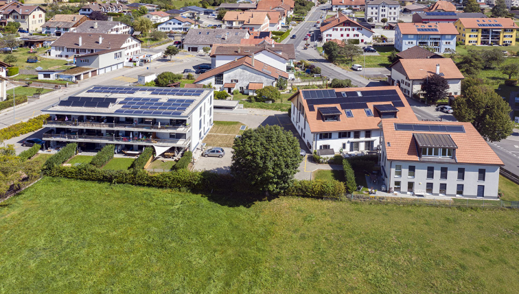 bâtiments équipés de panneaux photovoltaïques installés par Groupe E