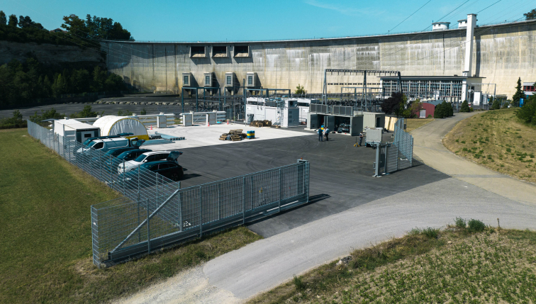 Vue proche de l'installation de production coté barrage de Schiffenen