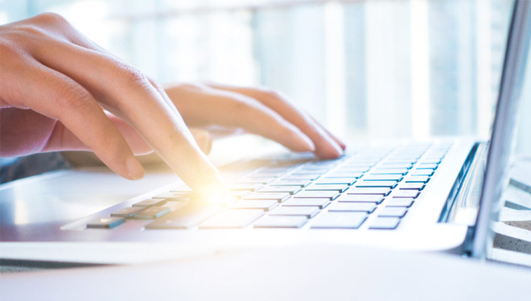 client Groupe E qui pianote sur son ordinateur