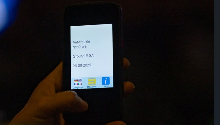 Blick auf ein Smartphone während der Generalversammlung 2025 von Groupe E.