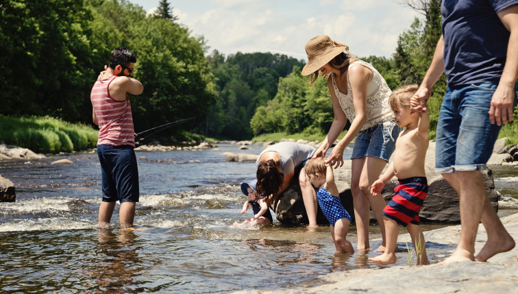 Eine Familie geniesst den Fluss.
