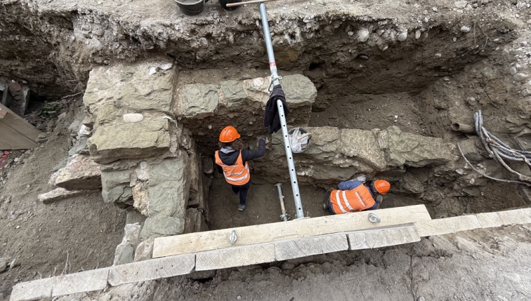 Travaux archéologiques avec deux ouvriers en tenue de sécurité