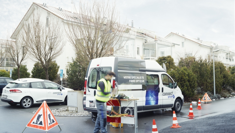 techniciens Groupe E installant la fibre optique