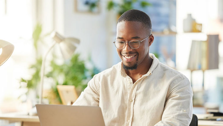 homme content devant son pc