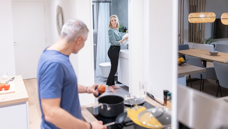 Une homme qui cuisine