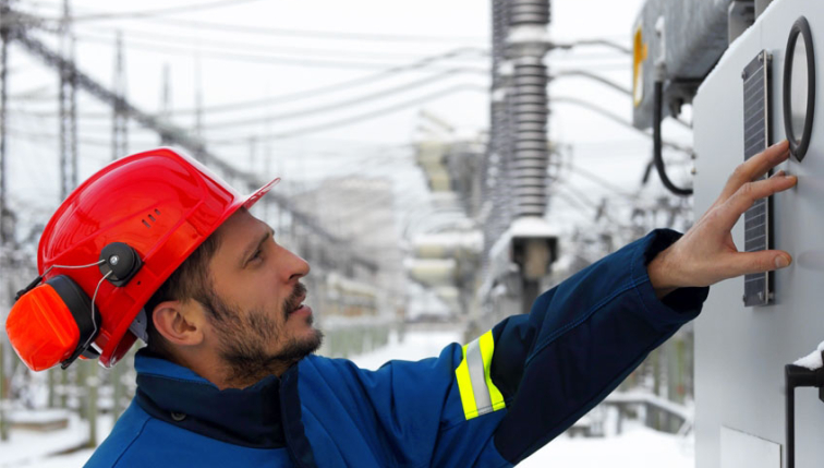 Groupe E-Techniker bei der Überprüfung einer Transformatorstation