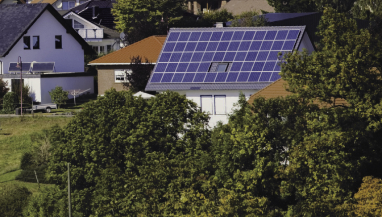 Maison avec panneaux solaires sur le toit