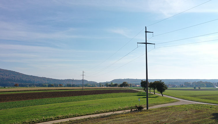 Pylône électrique Groupe E dans la campagne neuchâteloise