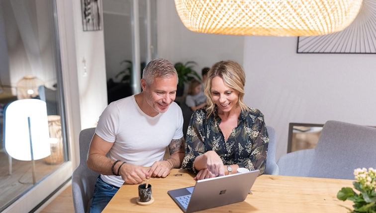 couple amoureux devant un ordinateur