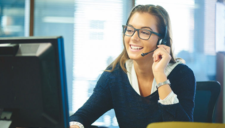 femme heureuse au téléphone profitant de la télématique installée par Groupe E