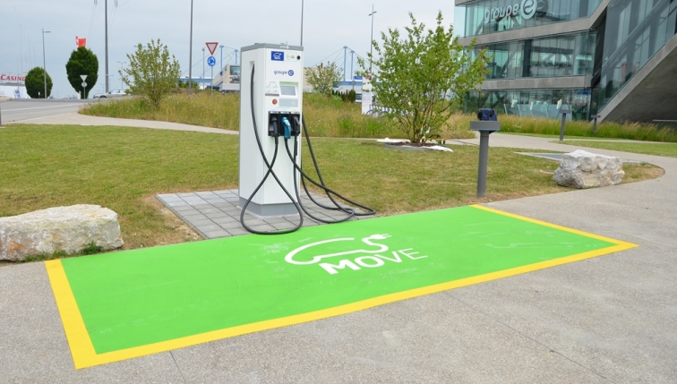 Premier réseau public intelligent de recharge pour voitures électriquesErstes intelligentes öffentliches Ladestationennetz für Elektrofahrzeuge