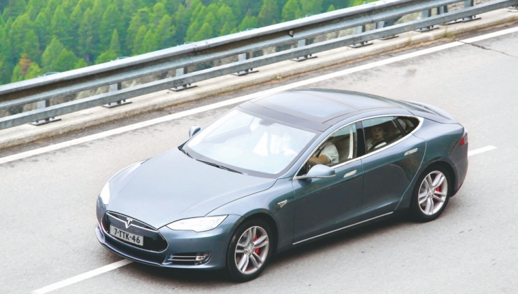 Groupe E installiert die erste Tesla Supercharger-Station der Schweiz