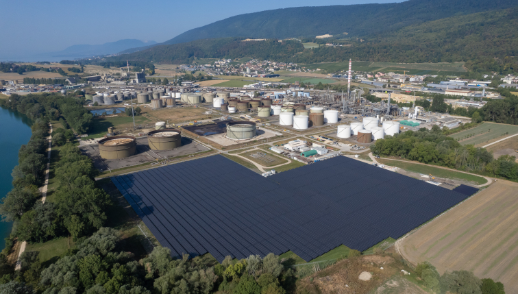 VARO und Groupe E nehmen die leistungsstärkste Freiflächen-Solarstromanlage der Schweiz in Betrieb und schliessen das Fernwärmenetz Entre-Deux-Lacs an