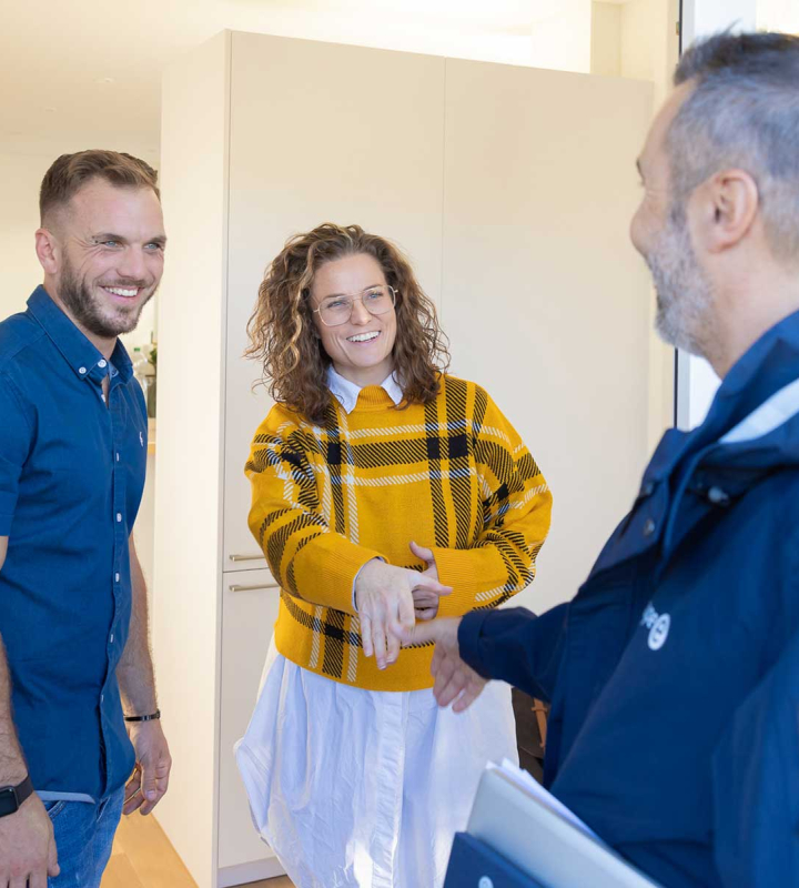 Un collaborateur de Groupe E arrive chez des clients