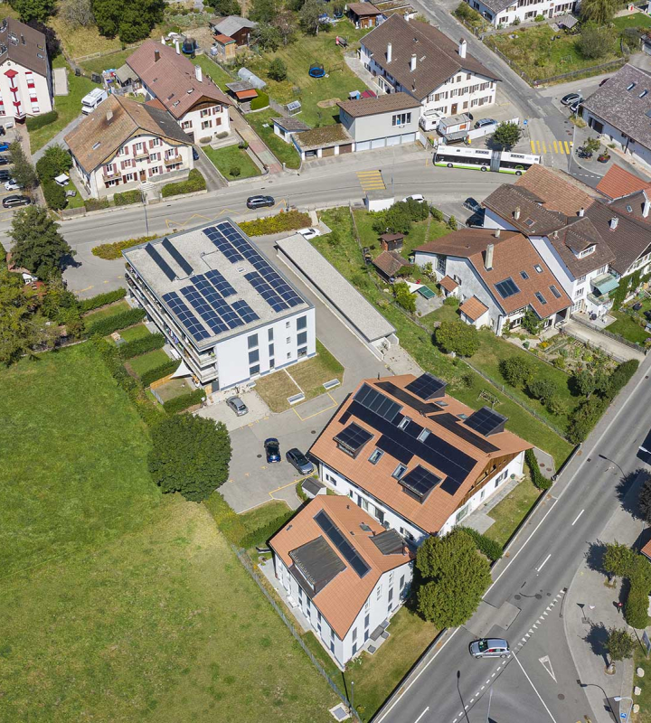 Vue aérienne d'un quartier dont les bâtiments sont équipés de panneaux solaires
