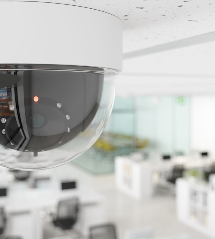 Überwachungskamera an der Decke eines modernen Büros, installiert von Groupe E