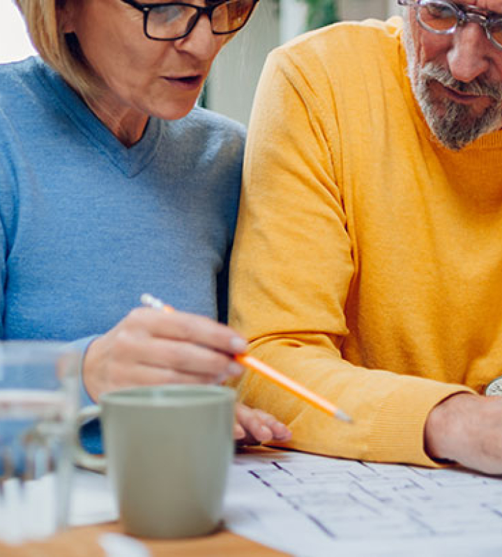 Un couple qui travaille sur leur projet de rénovation énergétique