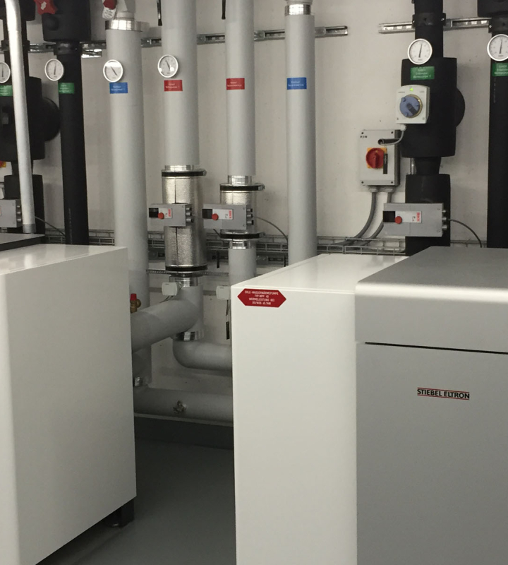 Une pompe à chaleur installée par Groupe E dans une entreprise.