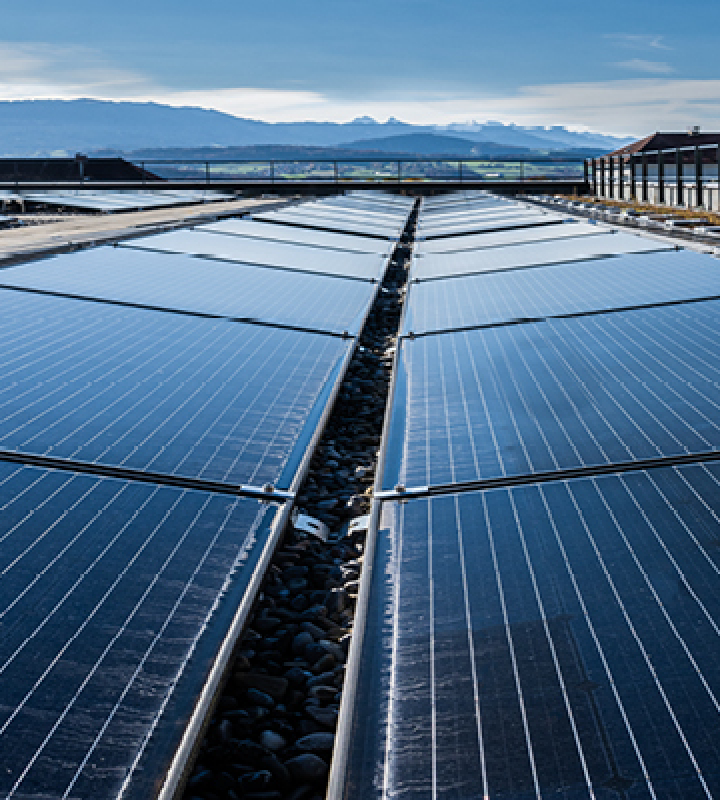 Des panneaux solaires installés sur un toit par Groupe E