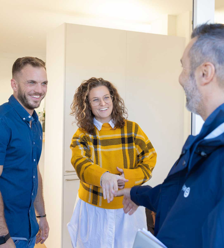 Un collaborateur de Groupe E arrive chez des clients.