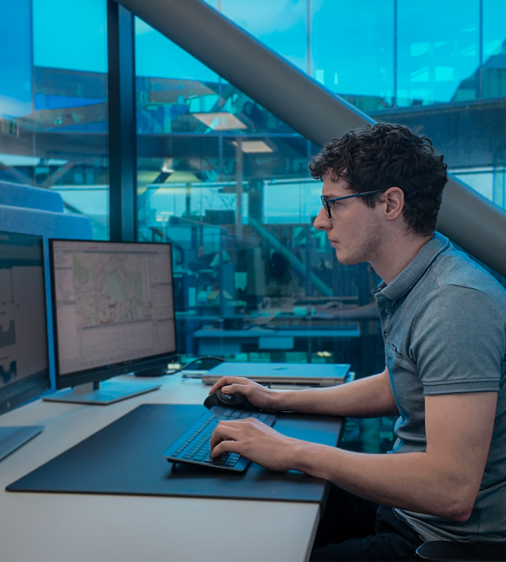 Portrait d'un collaborateur de Groupe E, travaillant sur son ordinateur