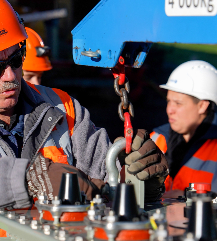 Des collaborateurs de Groupe E installent un transformateur utilisant de l'huile minérale