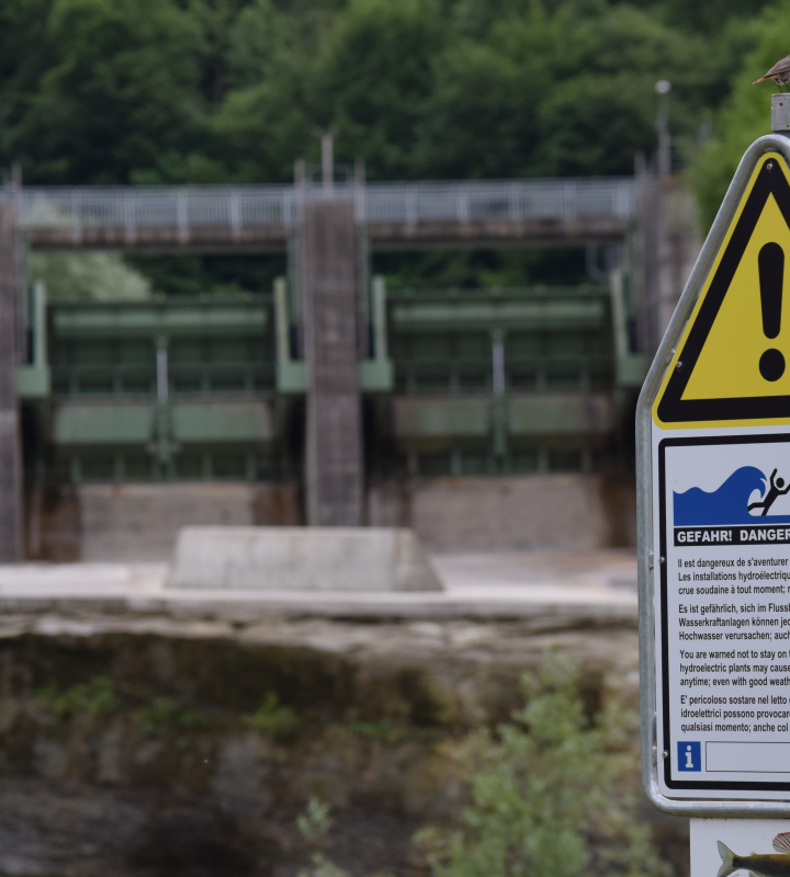 Panneau d’avertissement de Groupe E alertant sur les risques en rivière