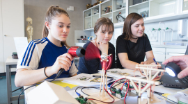 Des éleves réalisent une expérience au sein du RoadLab