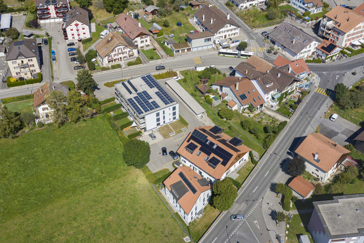 Vue aérienne d'un quartier dont les bâtiments sont équipés de panneaux solaires