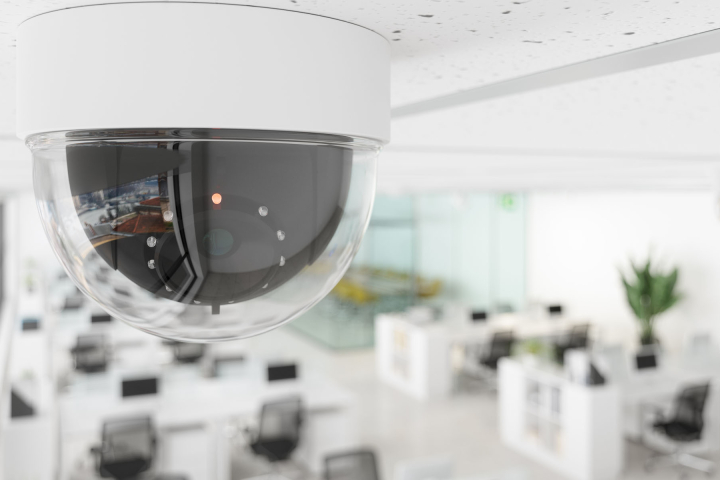 Garantissez la sécurité de vos bâtiments avec des alarmes et de la vidéosurveillance.