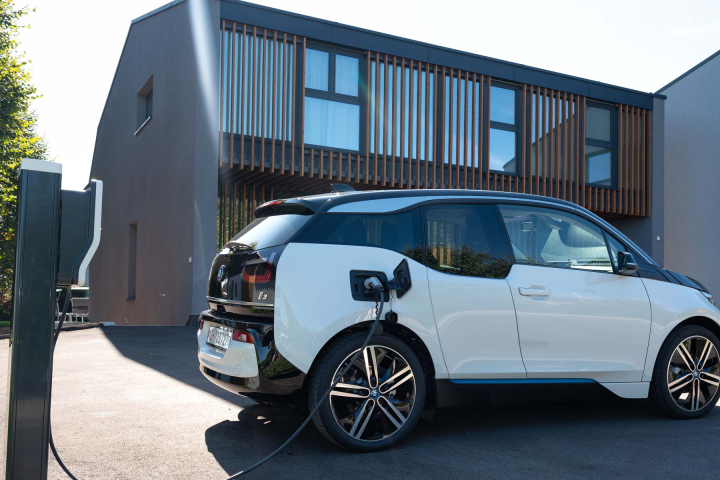 Une voiture en charge grâce à une borne installée par Groupe E