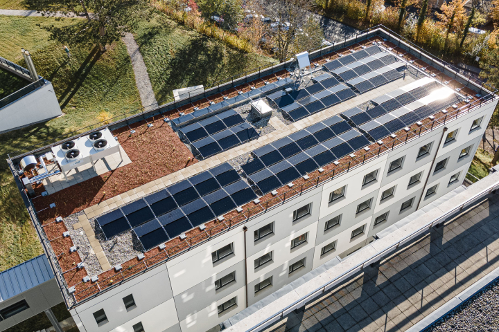 Des panneaux solaires sur un immeuble.
