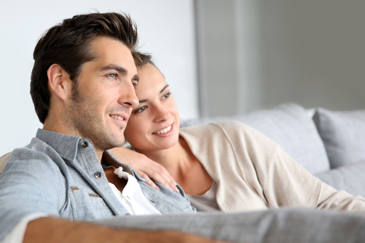 couple qui profite du confort offert par le produit Basic de Groupe E