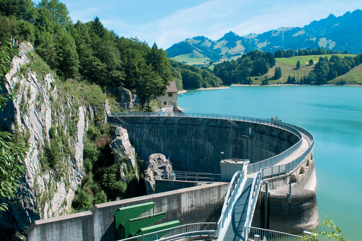 vue d'un barrage hydroélectrique illustrant la production d'électricité durable pour les particuliers grâce à Groupe E