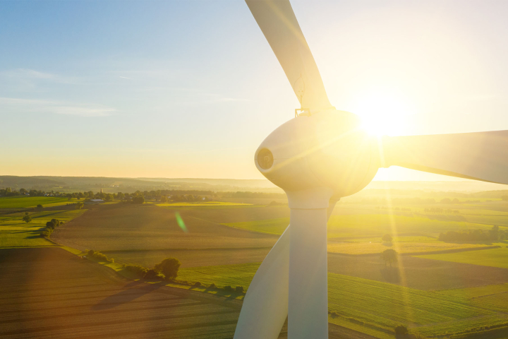 Une éolienne au coucher du soleil