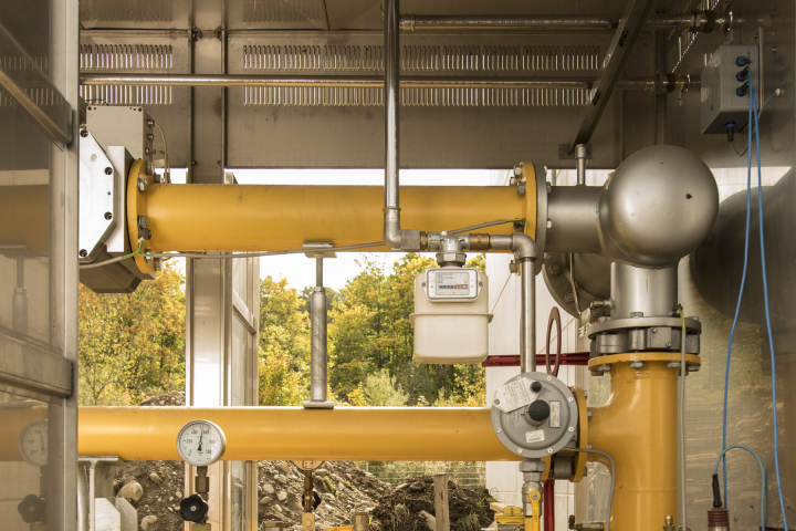 Installation moderne mettant en avant l'utilisation efficace du gaz naturel, une solution énergétique proposée par Groupe E pour les professionnels
