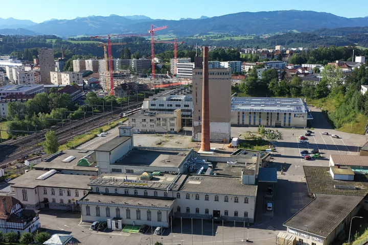 vue aérienne d’un site industriel et urbain illustrant Neuronis, la solution de gestion intelligente des énergies proposée par Groupe E pour les professionnels