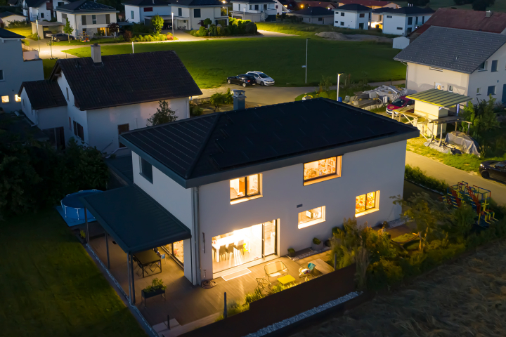 Une maison illuminée grâce à de l'éclairage Groupe E