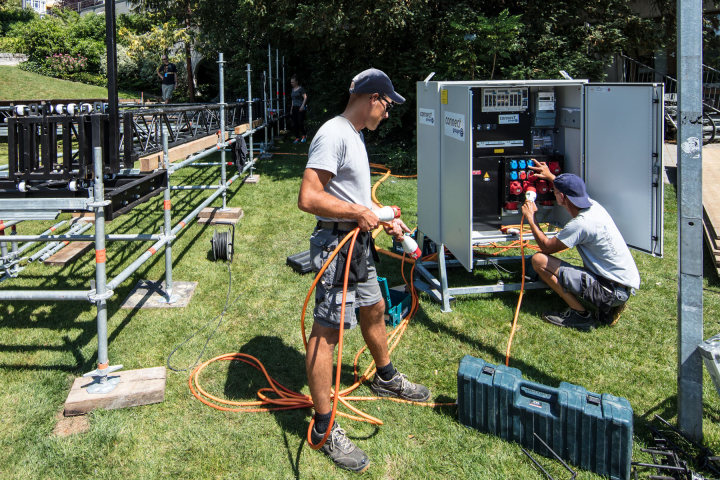 Collaborateurs de Groupe E qui s'occupent d'installations électriques provisoires.