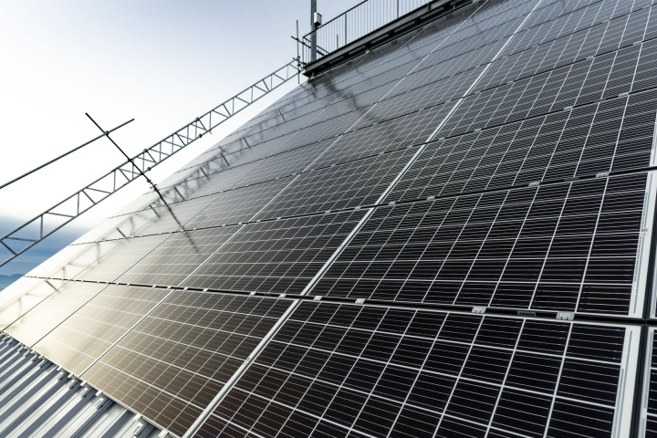 Panneaux solaires inclinés sur un toit, installés par Groupe E