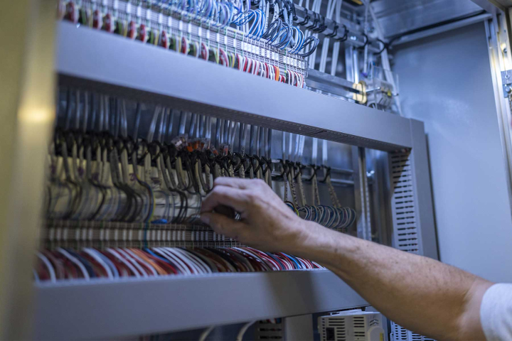 un collaborateur de Groupe E effectue la maintenance MT/BT