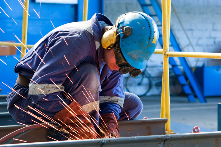 Ein Mitarbeiter von Groupe E arbeitet auf einer Baustelle