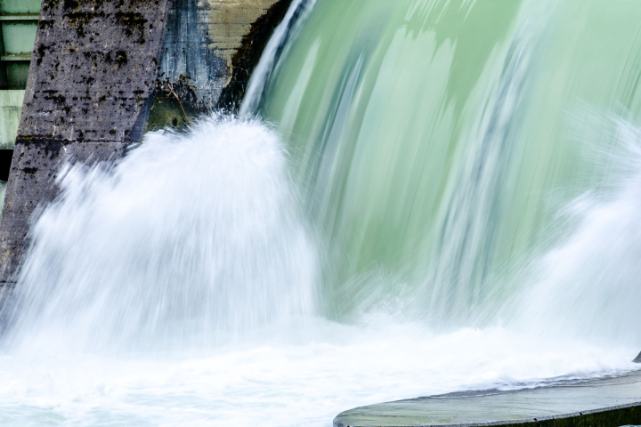Des petites centrales hydroélectriques récupèrent l’énergie que les grandes installations ne peuvent exploiter.