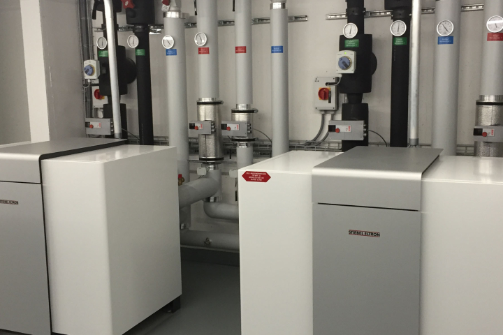 Une pompe à chaleur installée par Groupe E dans une entreprise.