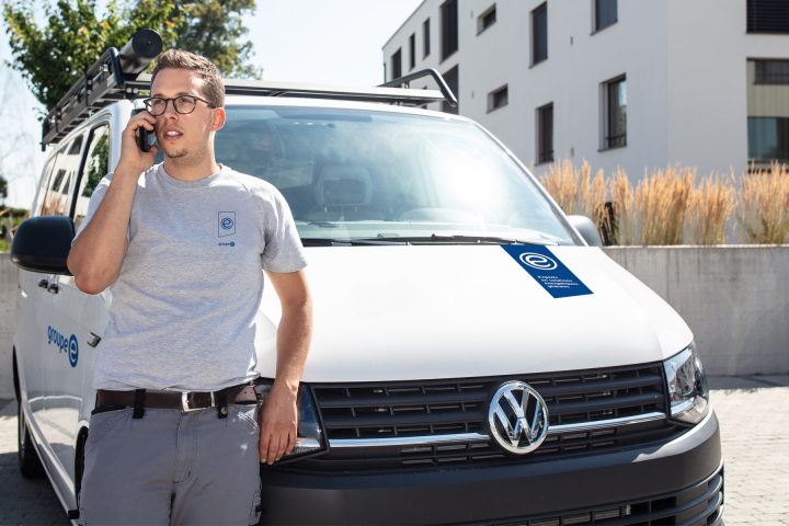 Un dépanneur de Groupe E est en conversation téléphonique avec un client