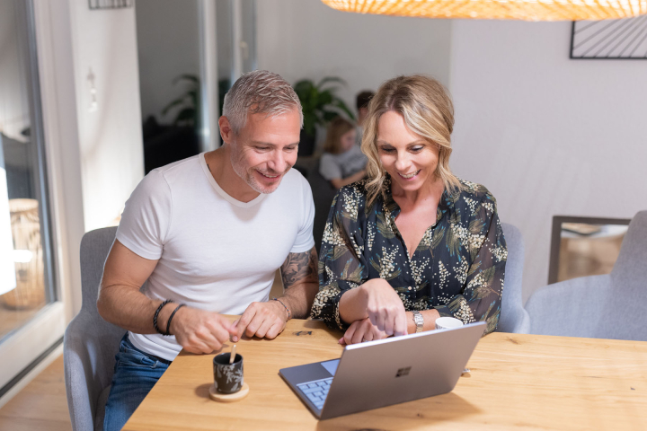 Un couple analyse sa consommation d'énergie propre, installé dans sa salle à manger