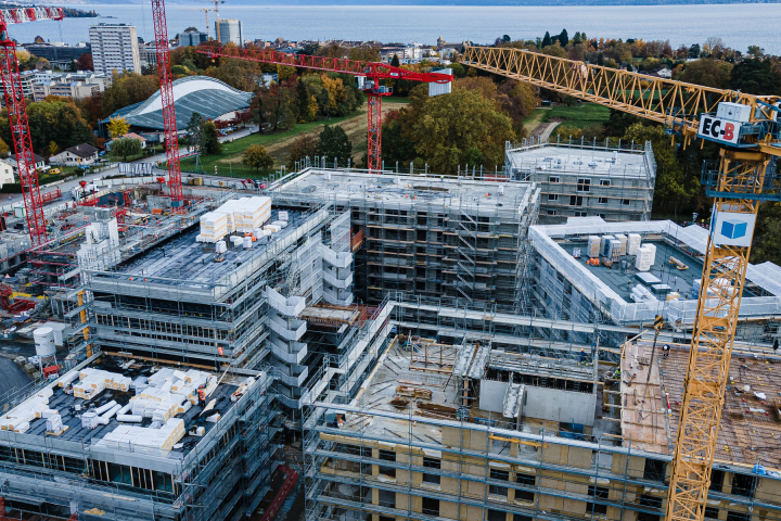 vue aérienne d'un chantier de construction avec des solutions énergétiques globales fournies par Groupe E pour les professionnels