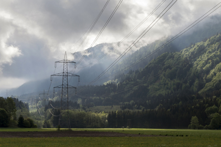 Landschaft eines Tals, das von einer Hochspannungsleitung durchquert wird